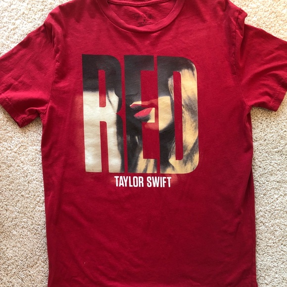taylor swift red shirt